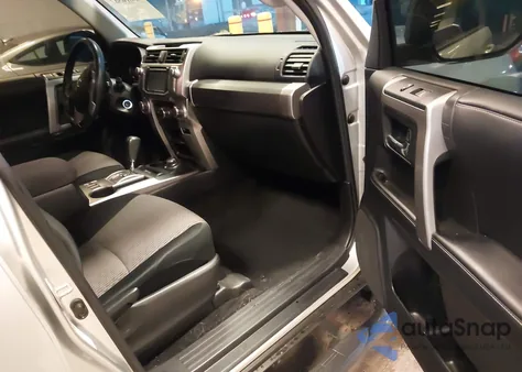 2018 Toyota 4Runner Sr5 z USA, uszkodzony, nr VIN JTEBU5JR7J5579351